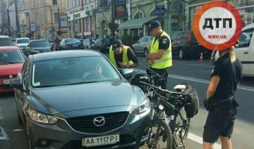 Обиделась: киевлянка на Mazda пыталась сбить копа