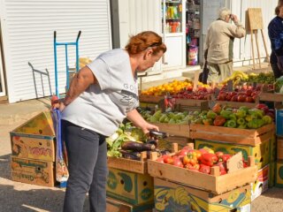 Женщина на продуктовом рынке