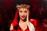Полякова показала, як качає "горішок" до Нового року: працює на вулиці навіть в дощ
