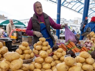 Молодой картофель на рынке