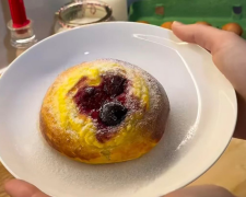 Булочки з сиром та вишнею: фото скрін рецепту