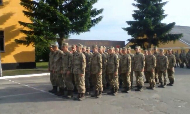 Під Львовом солдатик схопився за ножа і зробив харакірі на очах у командира - не пускав додому