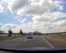 водій за кермом, скріншот з відео