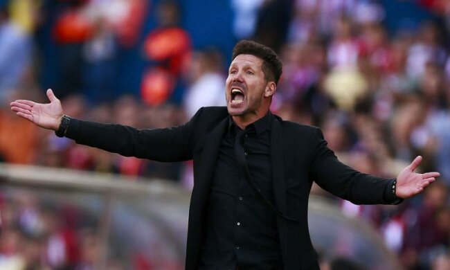 Тренер Атлетико проводит отпуск с друзьями на фешенебельном курорте
