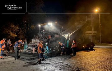 Дорожники оновлюють покриття на об'їзній дорозі Одеси вночі