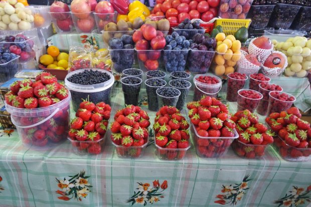 В Днепре дети продают "трупные ягоды": свежачок, прямо с кладбища, - горожане в ауте