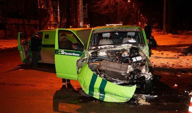 Вантажівка знищила інкасаторське авто у Дніпрі