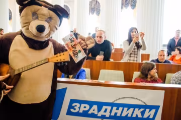 Руський ведмідь з балалайкою та рублі за зраду: на сесії облради активісти влаштували протест