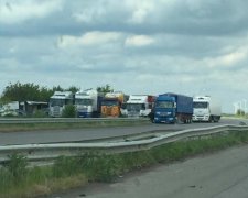 Министр инфраструктуры обвинил дальнобойщиков в плохих дорогах