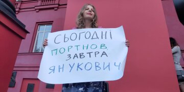 "Вон, Портнов!": тысячи людей объединились на сидячем протесте в Киеве, первые кадры