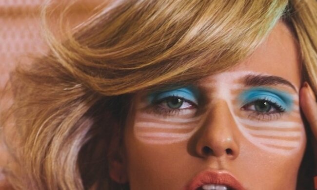 следы фигурных солнцезащитных очков на лице модели, фото: Vogue