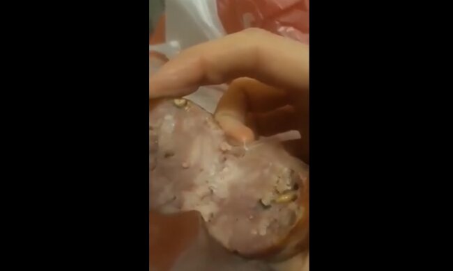 Колбаса с червяком, скриншот: Facebook