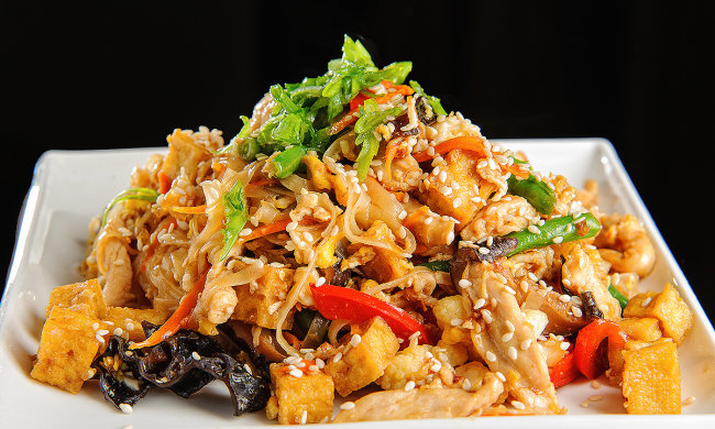 Низькокалорійний рецепт рисової локшини з куркою та овочами