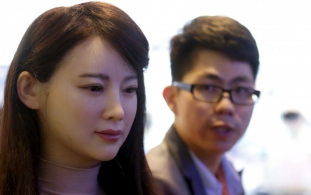 Китайский инженер женился на пластмассовой женщине