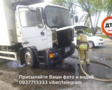 У Києві палала вантажівка: фото