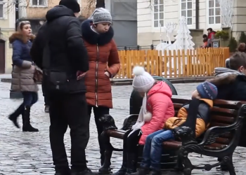 Украинцы с детьми. Фото: скрин youtube