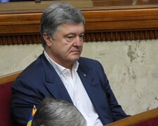 Новый прикид Порошенко колко высмеяли в сети: "В медсестру поиграть хочет"