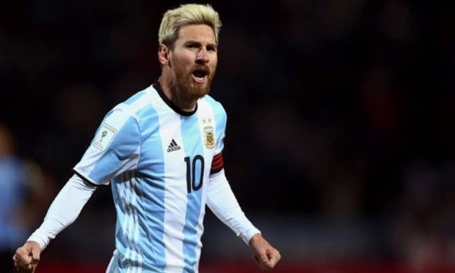 Аргентинец пал ниц перед Месси во время матча (видео)