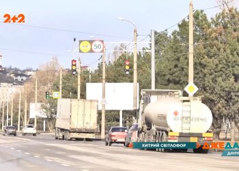 Світлофор, який контролює швидкість автомобілів, фото "джедаї"