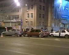 У подвійне ДТП в Харкові потрапили п'ять машин та мотоцикл (фото)