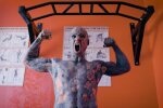 Полностью татуированный мужчина преподает в школе, несмотря на страх детей: "Относились ко мне спокойно"