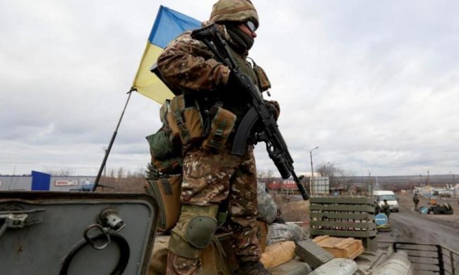 Бесчисленные обстрелы, тайный снайпер и потеря героя: сутки в АТО оказались лютыми