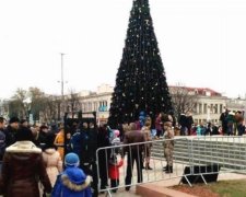 Детей в Крыму пускают к новогодней елке через металлоискатель