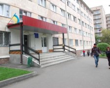 Поскаржся Порошенку: київську студентку грубо принизили в гуртожитку
