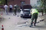 Потужний вибух знищив одразу дві автівки однієї київської родини
