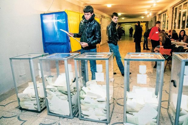 Вибори в Україні стартували зі скандалу: спостерігачів вигнали із засідання ДВК, перші скарги та порушення