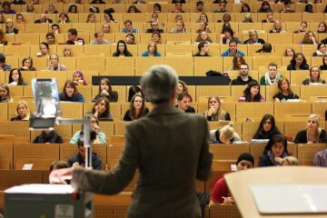 Преподаватель проводит лекцию для студентов