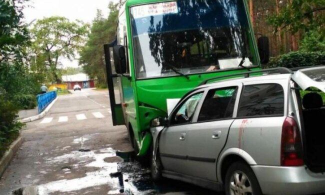 Легковики рознесли переповнену маршрутку, є постраждалі