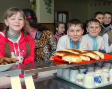 Соцмережі жахнулися: школярів годували пиріжками з "добавкою"