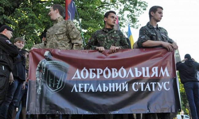 "Правый сектор" провел антипрезидентский марш во Львове (фото)