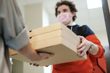 Украинцы теряют деньги после заказа доставки: Glovo списывает по 5-11 тысяч грн "на чай"