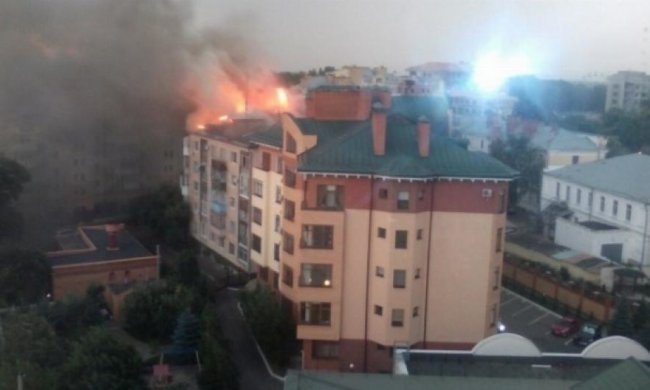 Удар молнии вызвал пожар в многоэтажке