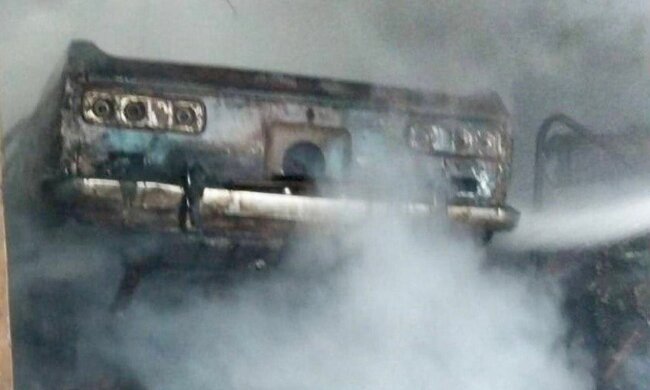 Сгоревший гараж и автомобиль в Днепре после российской атаки