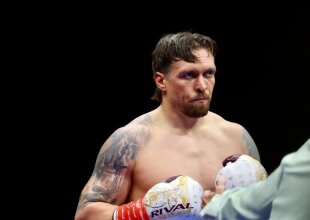 Олександр Усик із донькою на вечорі боксу у Львові
