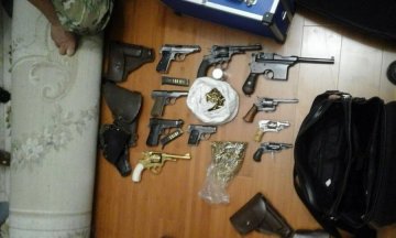 У будинку екс-регіонала виявили кулемети і золоті пістолети