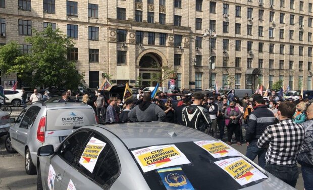 Протест проти карантину під стінами Кабміну, фото: Telegram-канал "Украина в шоке"