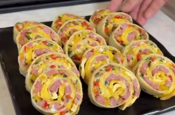 Рулет із тортильї з ковбасою, кадр з відео