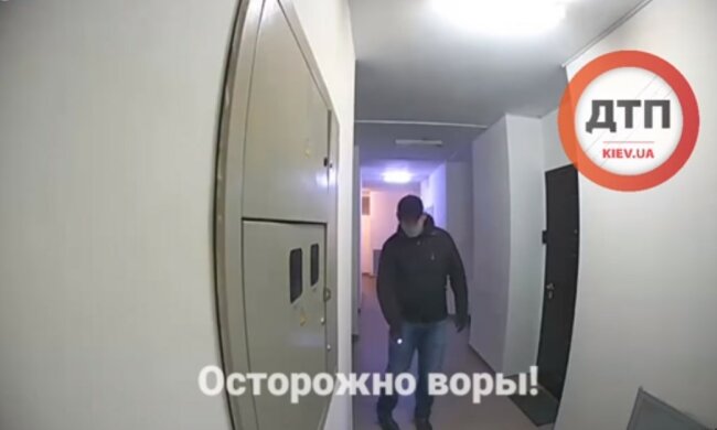 Наглый домушник "метит" квартиры киевлян: "Зло не дремлет"