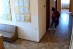 Співробітниця мерії підсипала під двері колегам землю з кладовища, скріншот