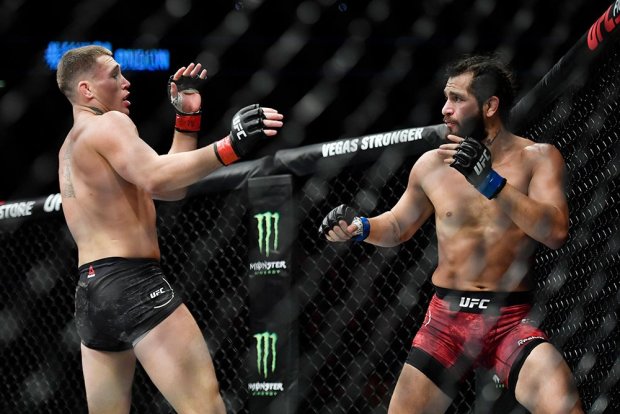 Бійці UFC влаштували рубилово в октагоні в головному бою тижня: відео