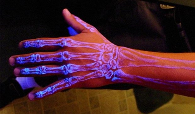 Мир покоряют новые ультрафиолетовые тату (фото)