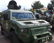 Прикордонникам показали нові українські броньовики (фото)