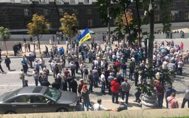 Бывшие силовики заблокировали центр Киева