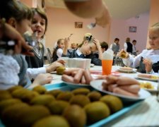 Нет слов: в сети показали чиновника, которого "объедают" школьники