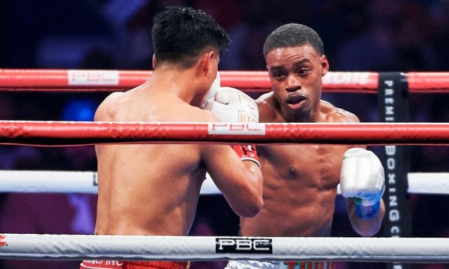 Непобежденный боксеры выявили сильнейшего в жестком бою: видео