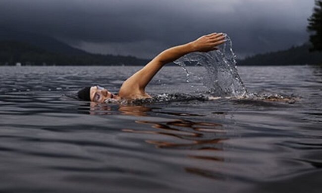 Пливе чоловік. Фото: Сонник Енігма